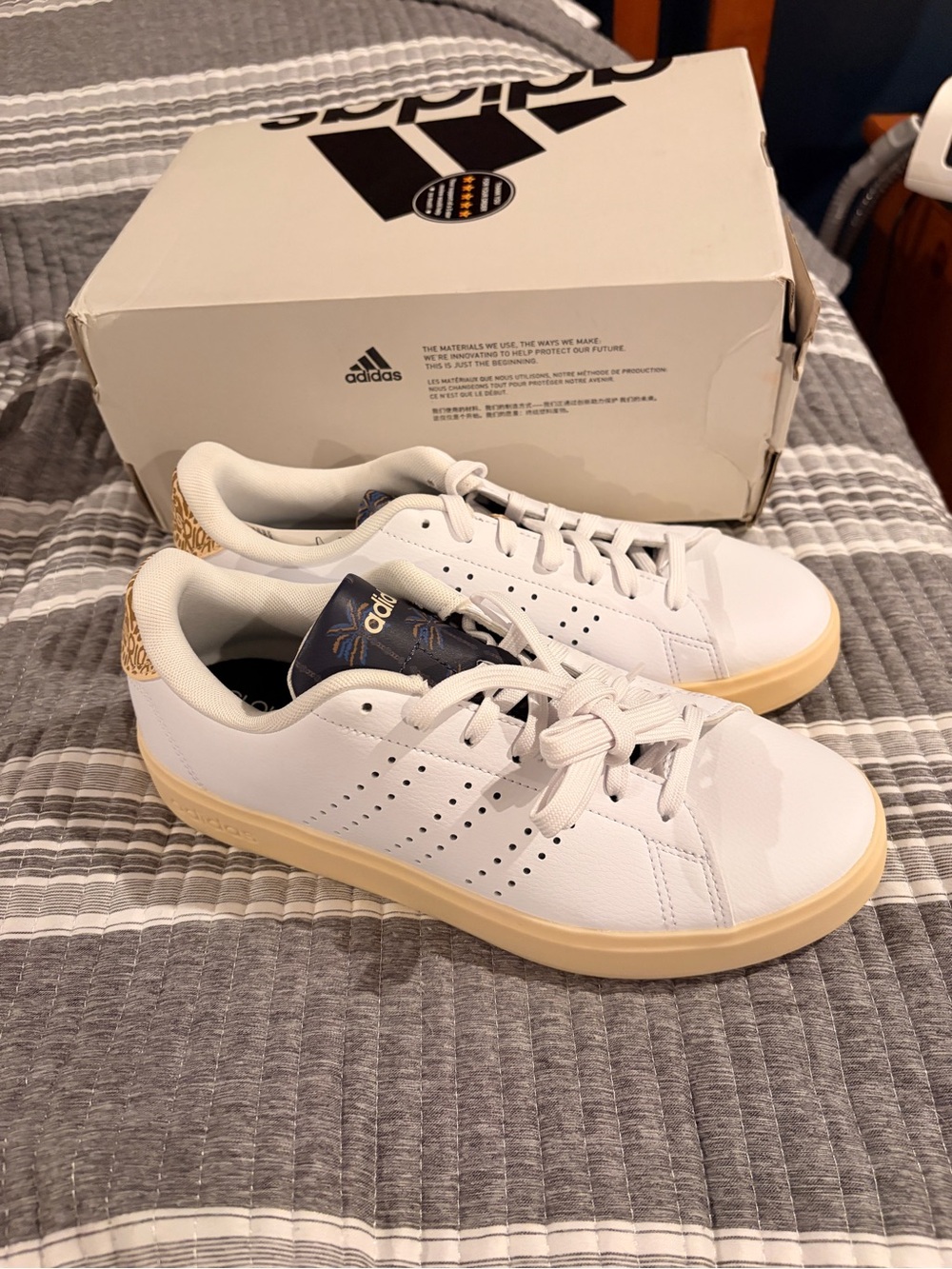 Nwt Adidas Advantage adidas Women’s 8.5 White Sneakers with Cream Sole